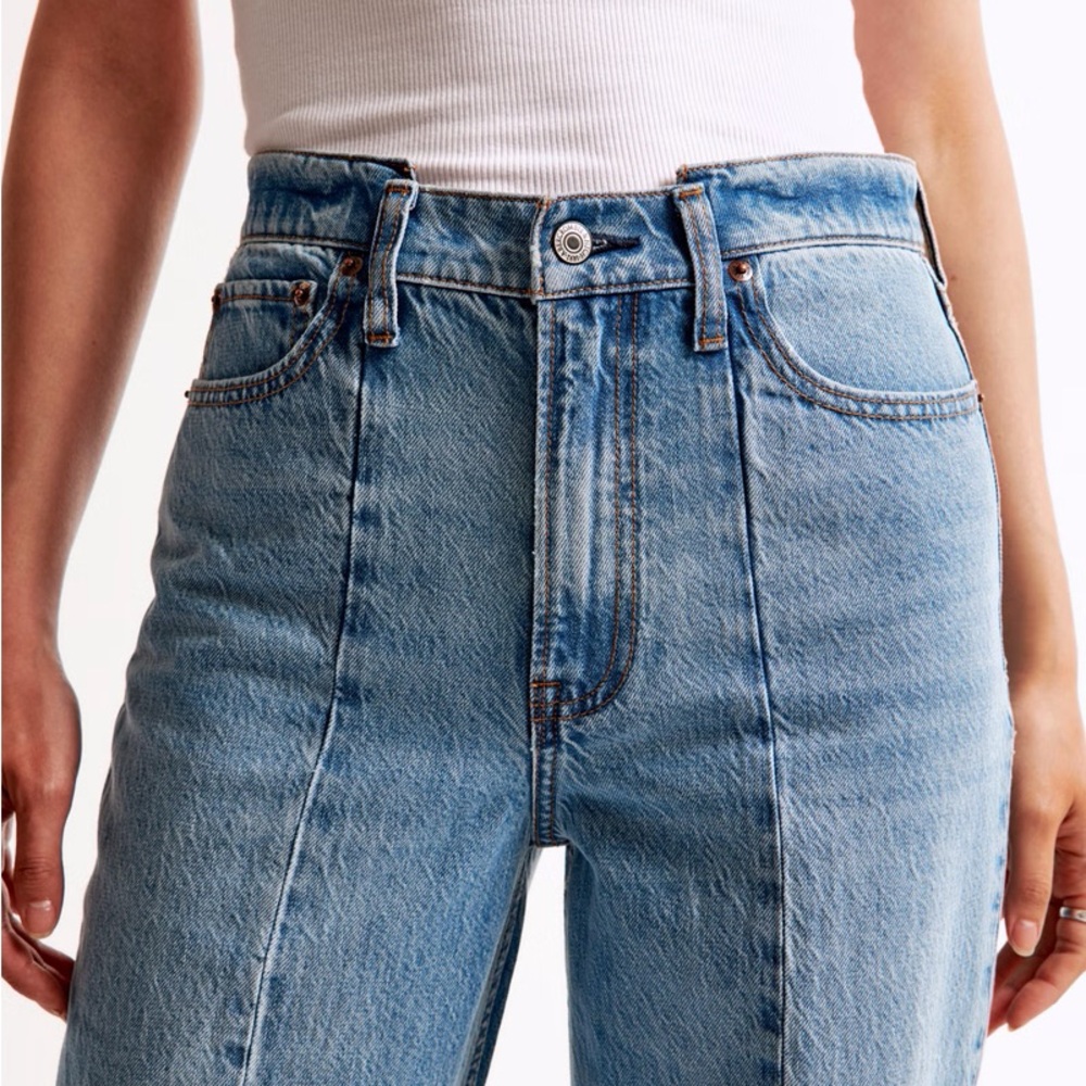 Abercrombie NWT
High Rise Loose Jean, MEDIUM WITH VERTICAL SPLICE - Picture 4 of 4